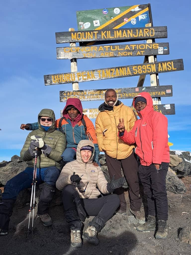 Uhuru Peak 5895m — o cume