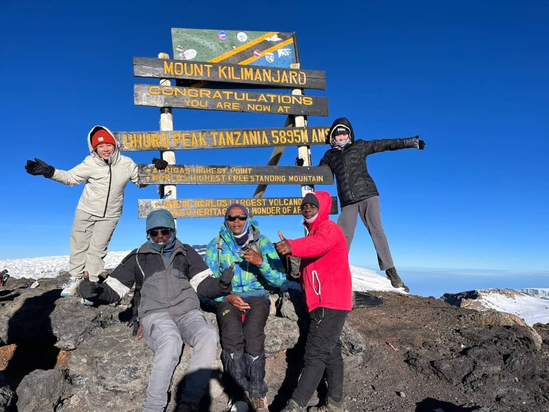 Vista panorâmica — Uhuru Peak com neve
